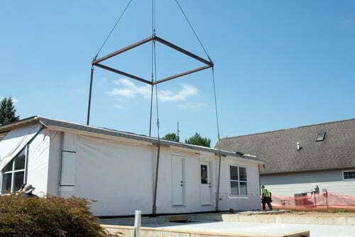 הובלת מבנה נייד באמצעות מנוף