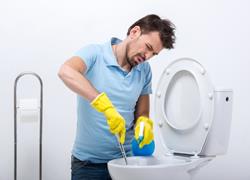 פתיחת סתימה באסלה: כל הדרכים לשחרור הסתימה בשירותים
