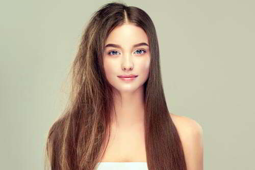 בחורה עם חצי שיער יבש ומקורזל לפני החלקה וחצי שיער חלק ומבריק אחרי החלקת קראטין