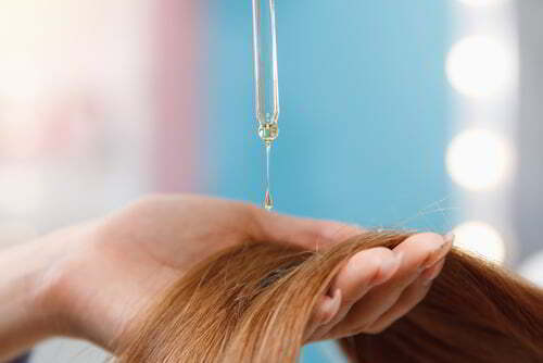 טפטוף סרום קראטין משקם על שיער שעבר החלקת קראטין
