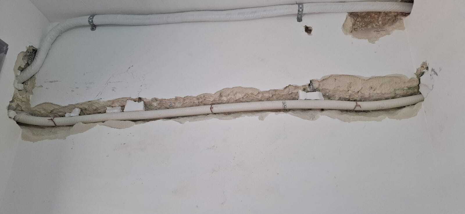 צינורות המזגן.jpeg צינורות המזגן