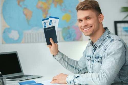 בחור רכש כרטיסי טיסה משתלמים בסוכנות נסיעות