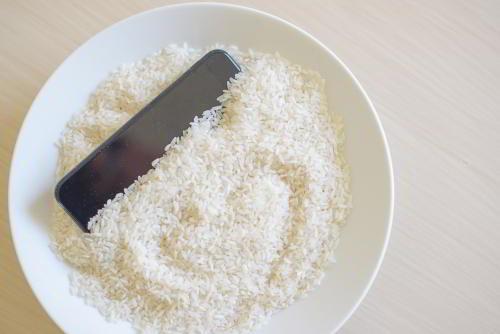 סמארטפון מתייבש בקערת אורז אחרי שנרטב