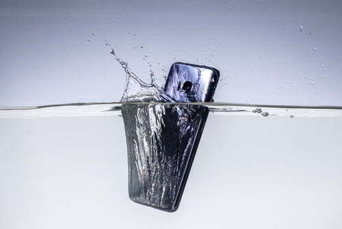 פלאפון שנפל לכוס מים