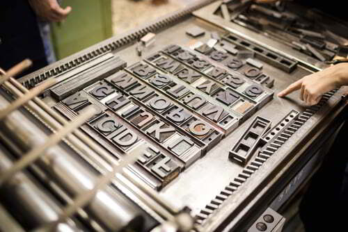 מכונת הדפסת בלט ישנה עם אותיות