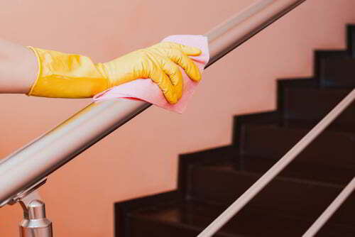 אישה מנקה חדרי מדרגות