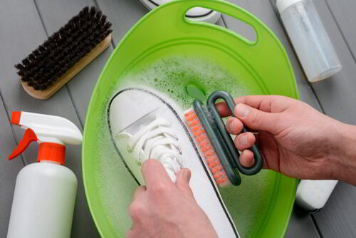 איך לנקות נעליים לבנות מבד