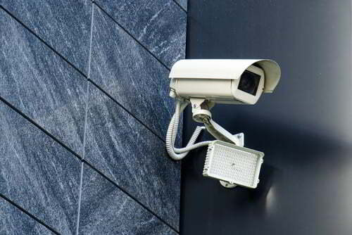 מצלמת אבטחה מותקנת בבניין לצורך הגנה על רכוש פרטי